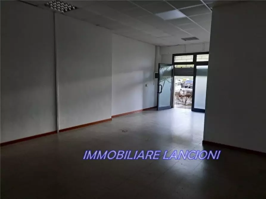Immagine 3 di Negozio in affitto  a Scandicci