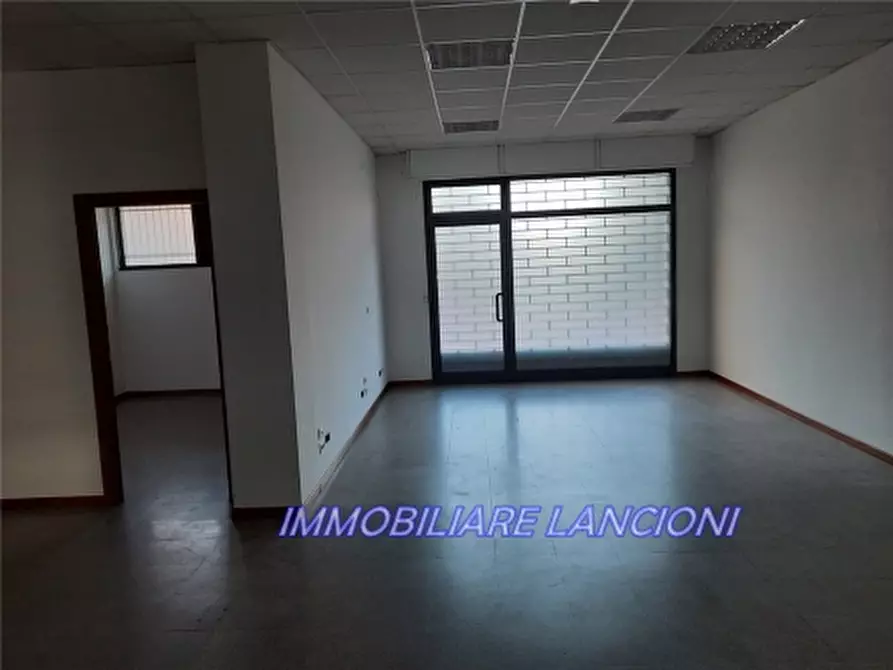 Immagine 4 di Negozio in affitto  a Scandicci