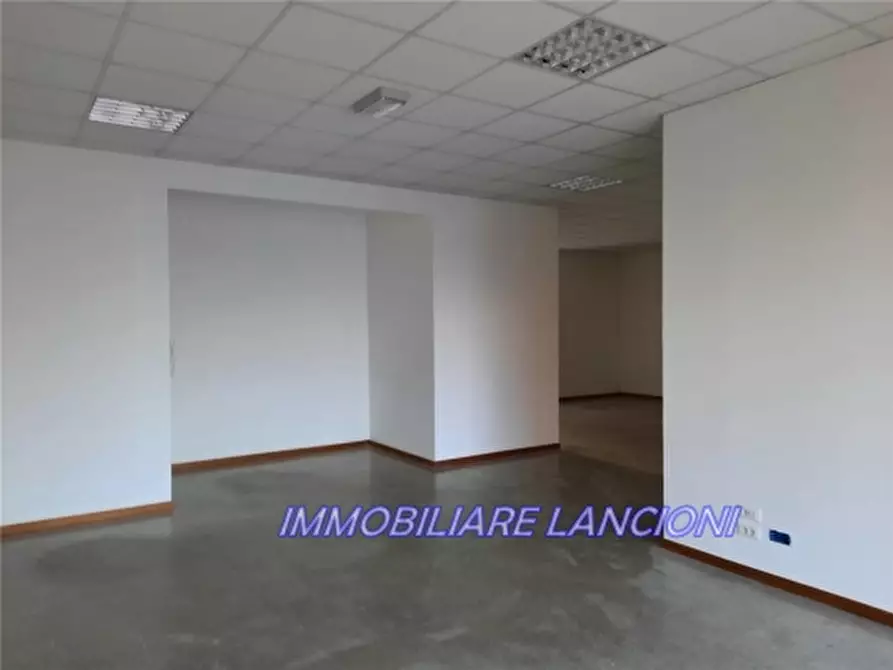 Immagine 5 di Negozio in affitto  a Scandicci