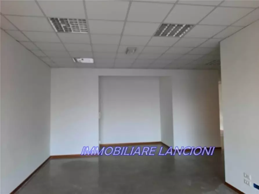 Immagine 6 di Negozio in affitto  a Scandicci