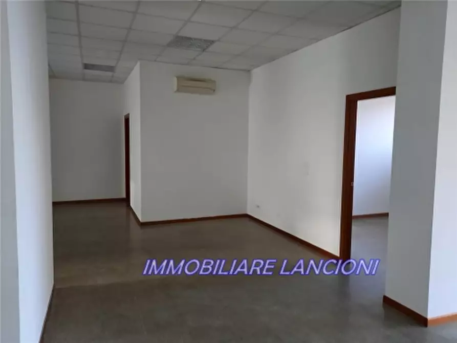 Immagine 7 di Negozio in affitto  a Scandicci