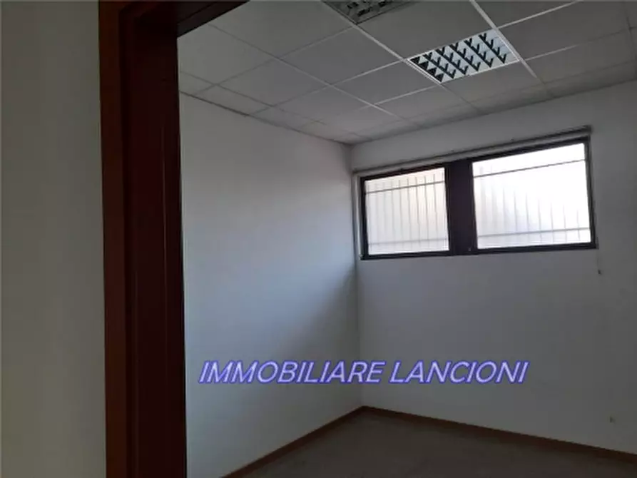 Immagine 9 di Negozio in affitto  a Scandicci