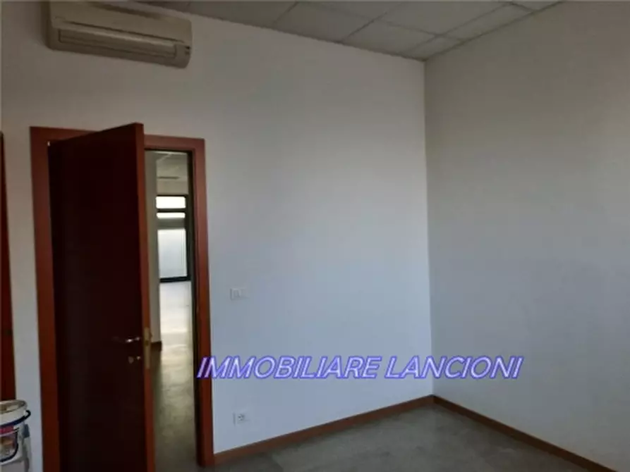 Immagine 10 di Negozio in affitto  a Scandicci