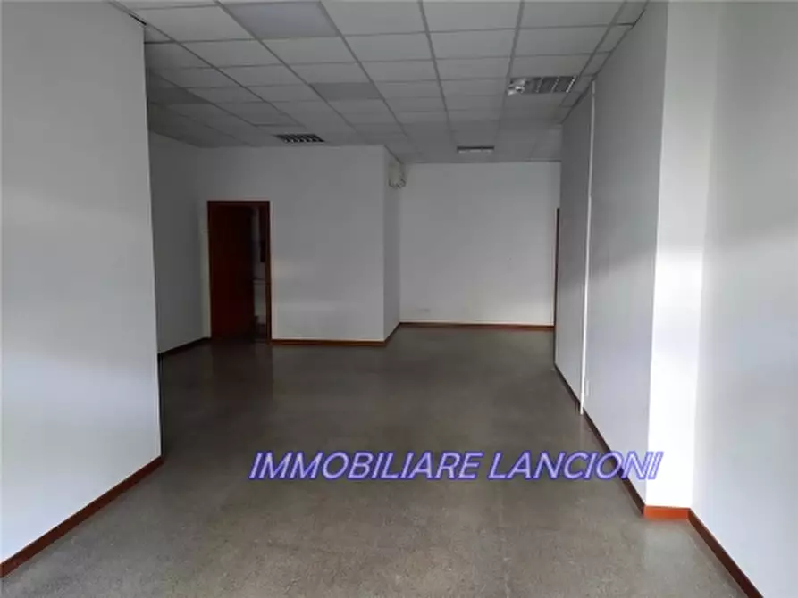 Immagine 11 di Negozio in affitto  a Scandicci