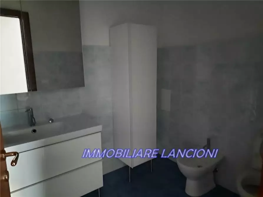 Immagine 12 di Negozio in affitto  a Scandicci