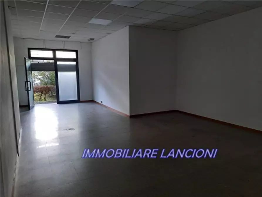 Immagine 13 di Negozio in affitto  a Scandicci