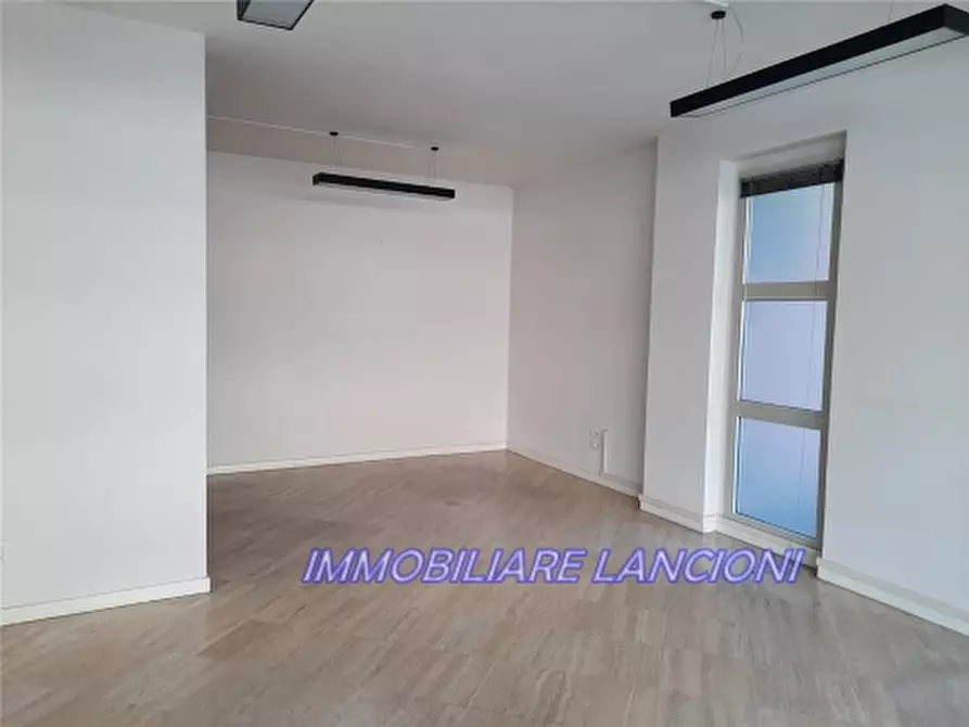 Immagine 1 di Negozio in affitto  a Scandicci