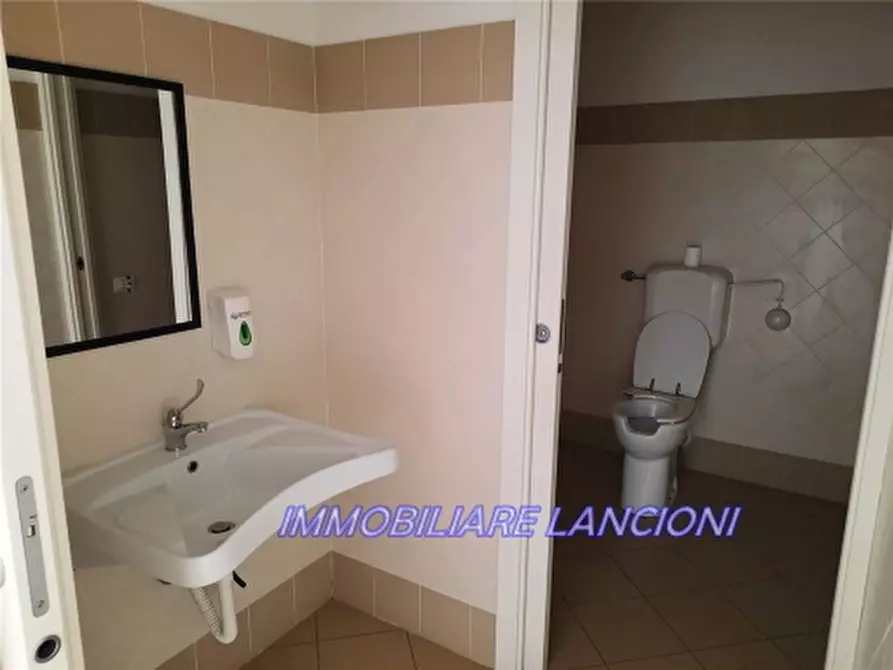 Immagine 2 di Negozio in affitto  a Scandicci