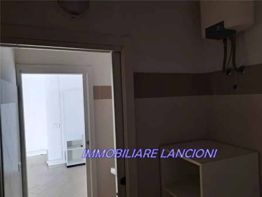 Immagine 3 di Negozio in affitto  a Scandicci