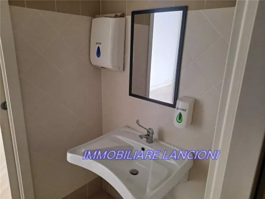 Immagine 4 di Negozio in affitto  a Scandicci