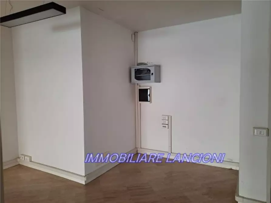 Immagine 5 di Negozio in affitto  a Scandicci