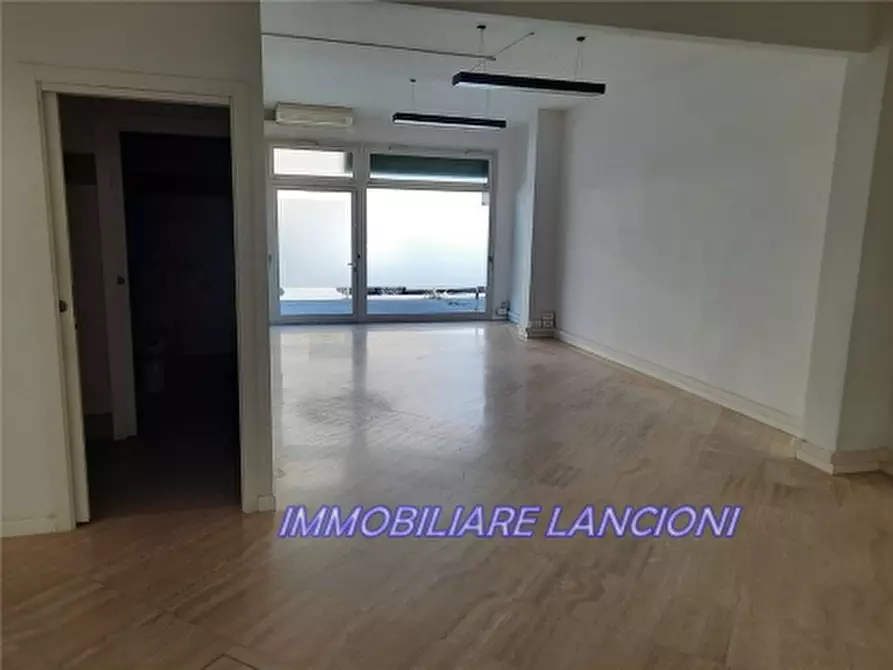 Immagine 6 di Negozio in affitto  a Scandicci