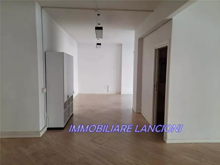 Immagine 7 di Negozio in affitto  a Scandicci