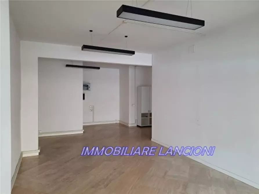 Immagine 8 di Negozio in affitto  a Scandicci