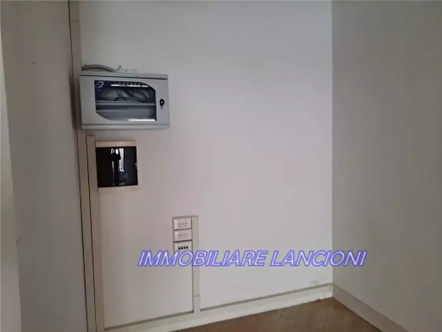 Immagine 9 di Negozio in affitto  a Scandicci