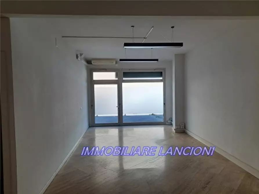 Immagine 10 di Negozio in affitto  a Scandicci