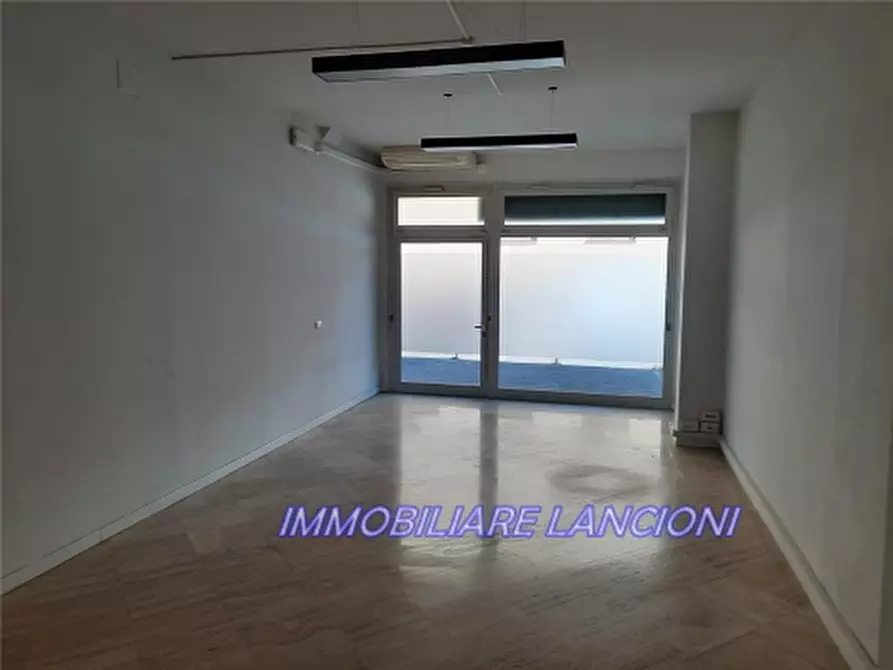 Immagine 11 di Negozio in affitto  a Scandicci