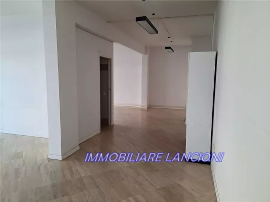 Immagine 13 di Negozio in affitto  a Scandicci