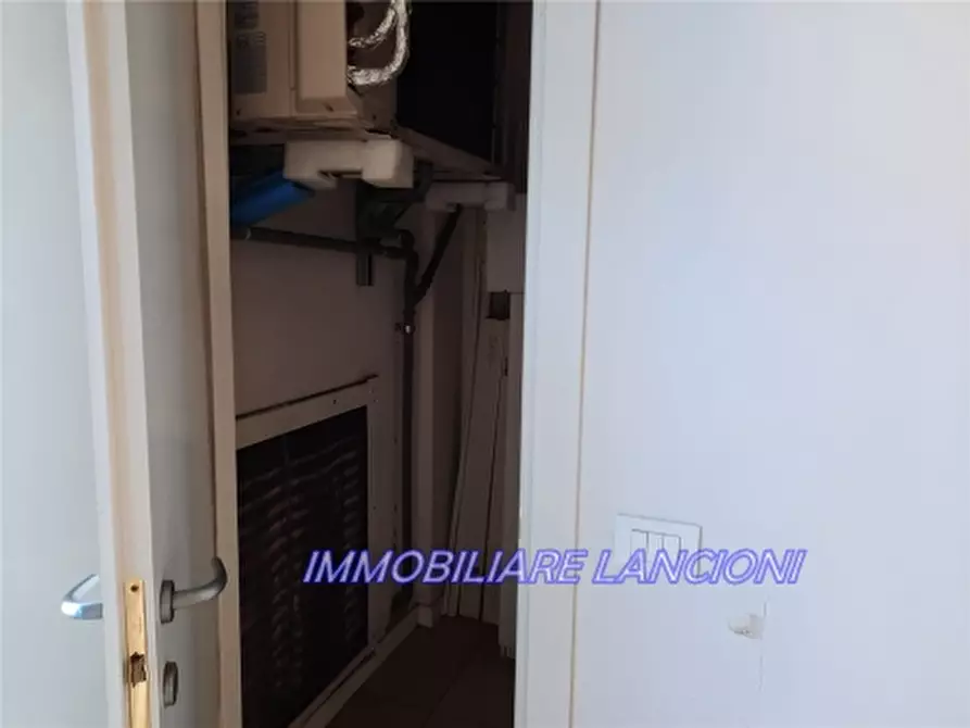 Immagine 14 di Negozio in affitto  a Scandicci