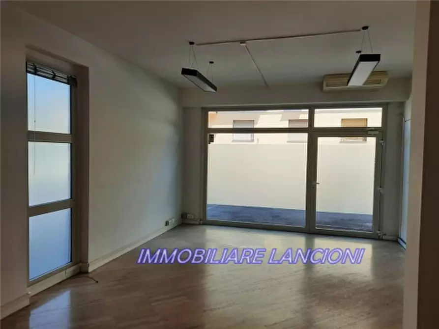 Immagine 15 di Negozio in affitto  a Scandicci