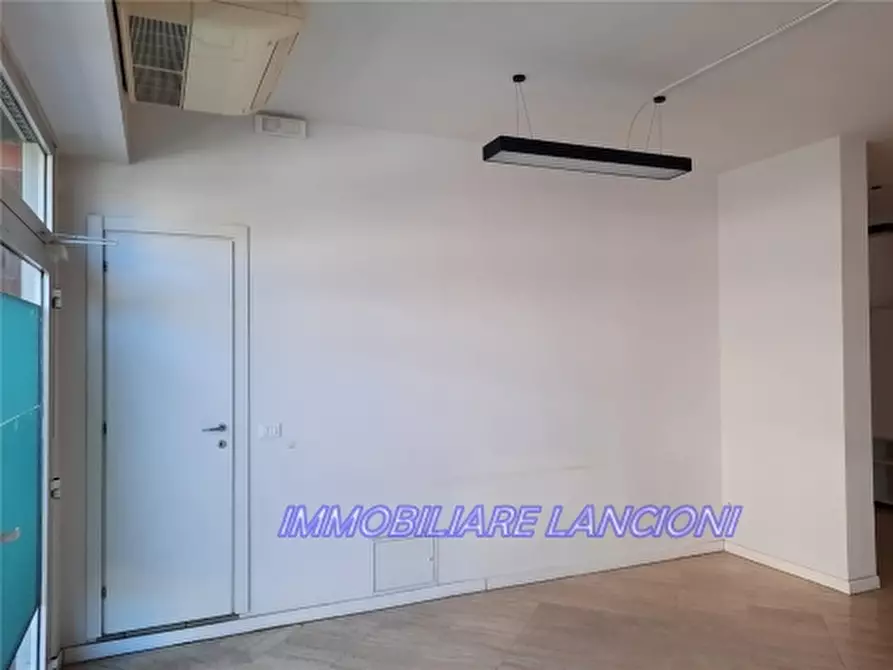 Immagine 16 di Negozio in affitto  a Scandicci