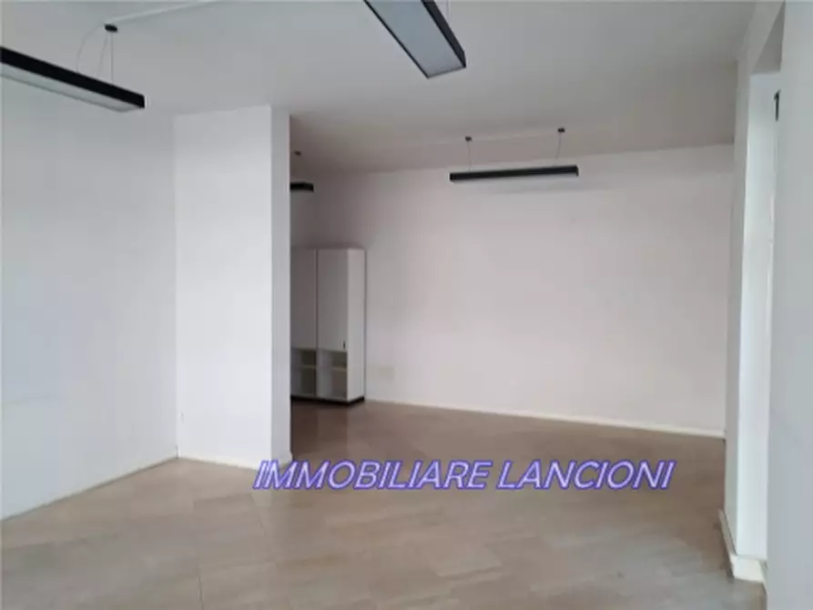 Immagine 17 di Negozio in affitto  a Scandicci