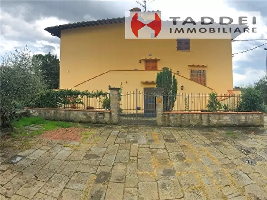 Immagine 2 di Villa in vendita  a Lastra A Signa