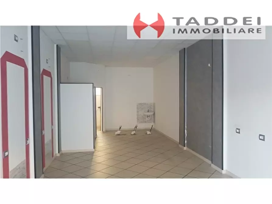 Immagine 2 di Negozio in affitto  a Scandicci