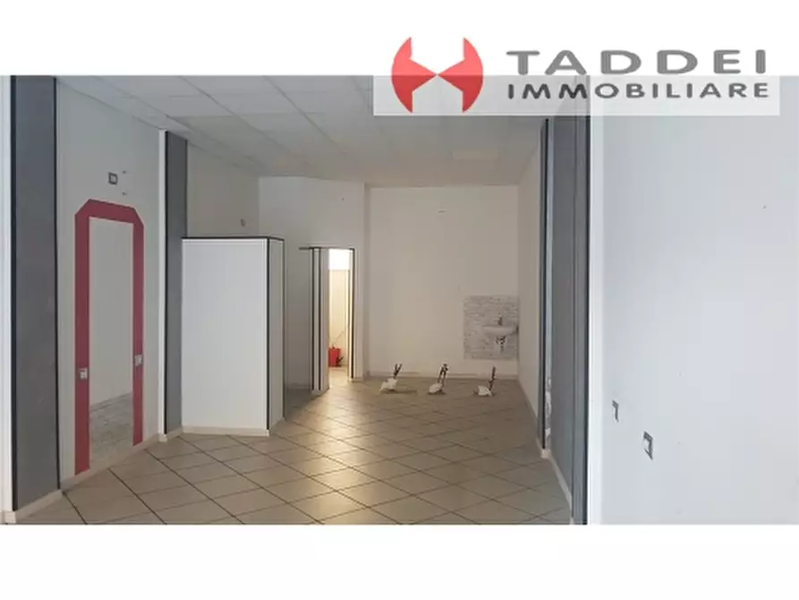 Immagine 3 di Negozio in affitto  a Scandicci