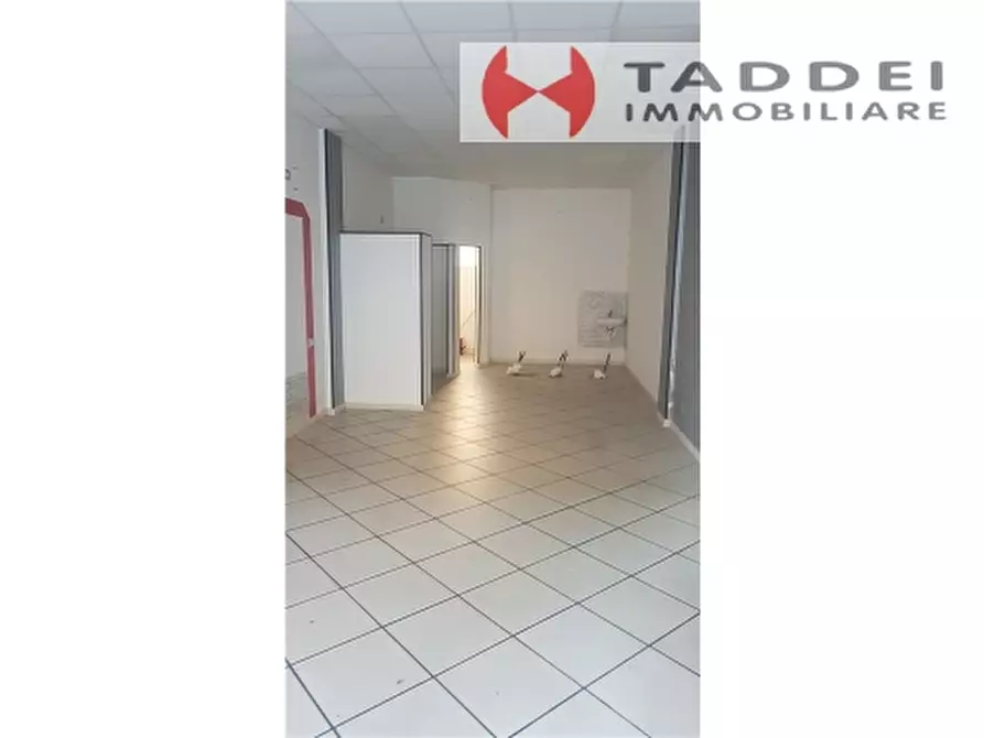 Immagine 4 di Negozio in affitto  a Scandicci