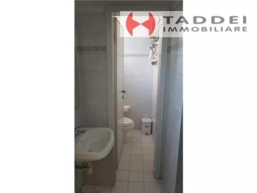 Immagine 5 di Negozio in affitto  a Scandicci