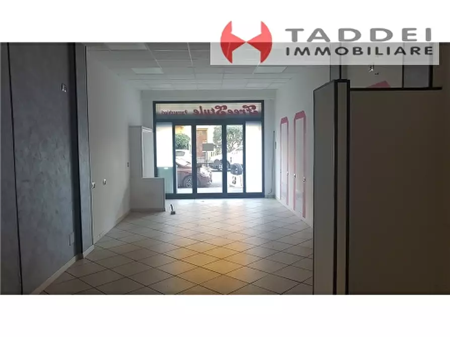 Immagine 6 di Negozio in affitto  a Scandicci
