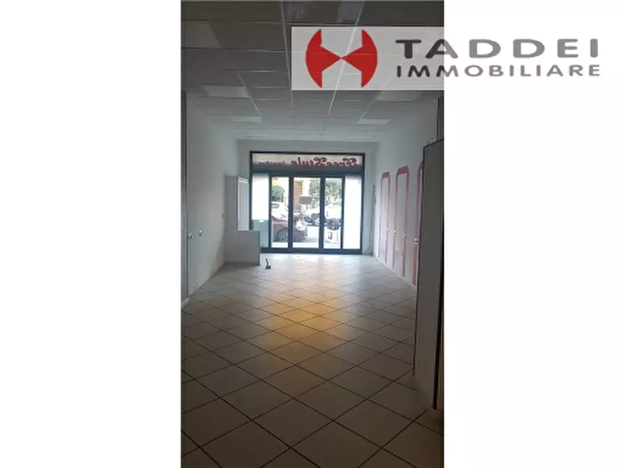 Immagine 7 di Negozio in affitto  a Scandicci