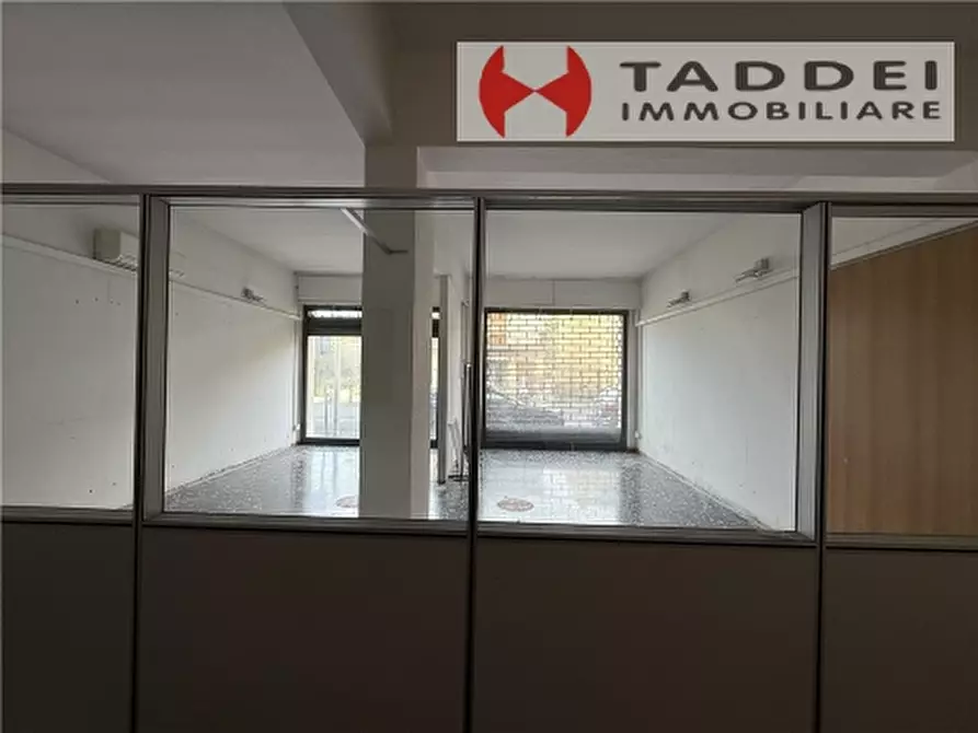 Immagine 2 di Negozio in affitto  a Scandicci