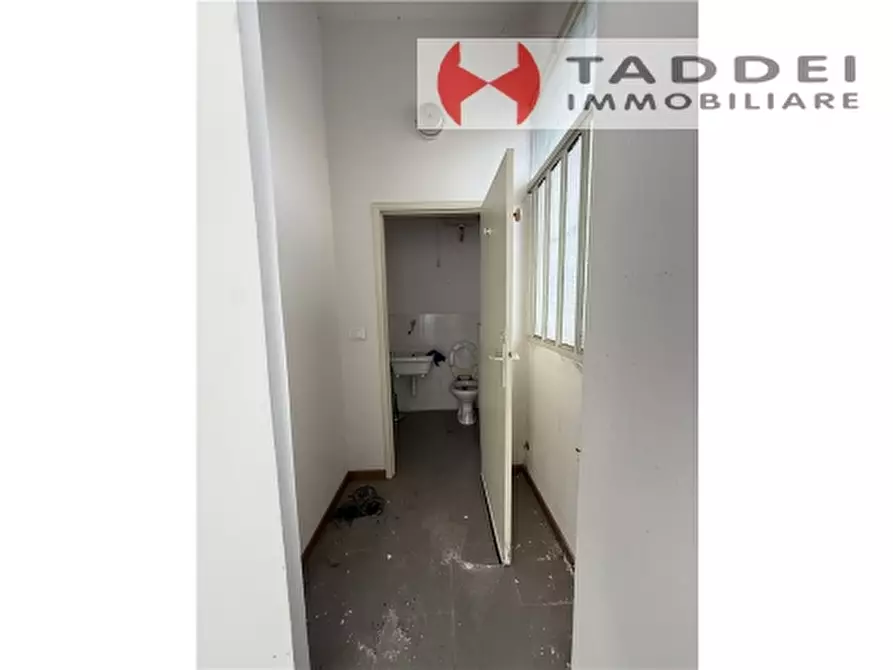 Immagine 5 di Negozio in affitto  a Scandicci