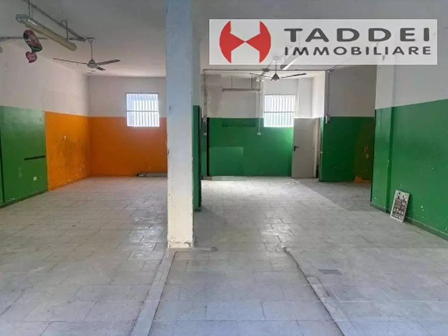 Immagine 2 di Negozio in affitto  a Scandicci