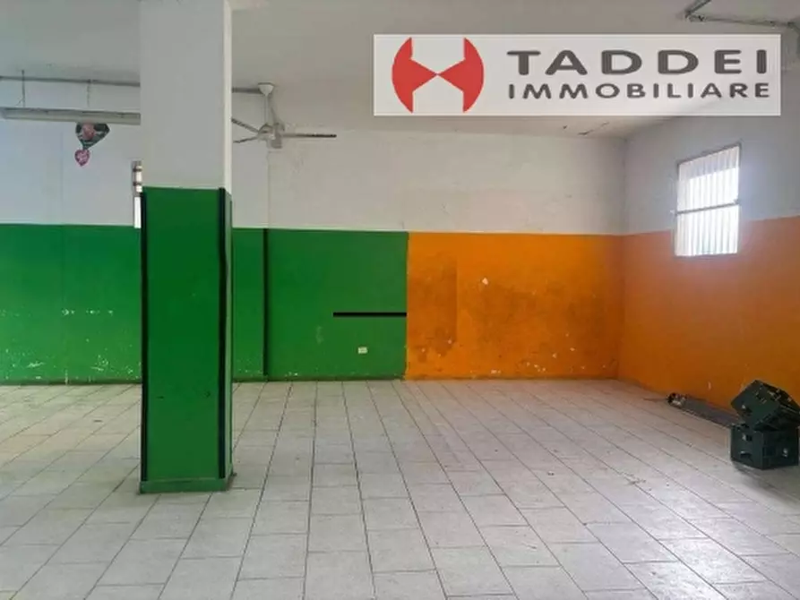 Immagine 3 di Negozio in affitto  a Scandicci