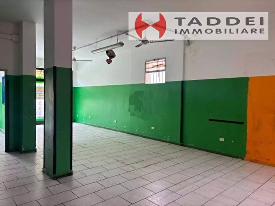 Immagine 4 di Negozio in affitto  a Scandicci