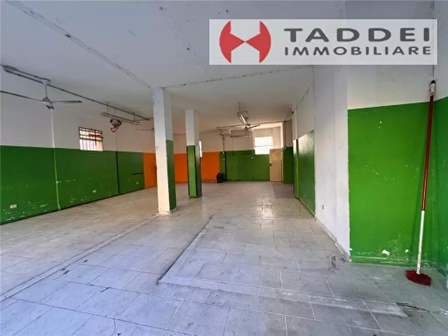 Immagine 8 di Negozio in affitto  a Scandicci