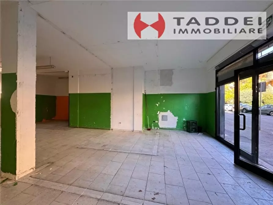 Immagine 9 di Negozio in affitto  a Scandicci