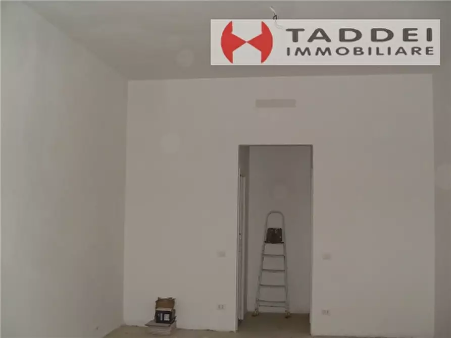 Immagine 3 di Negozio in affitto  a Scandicci