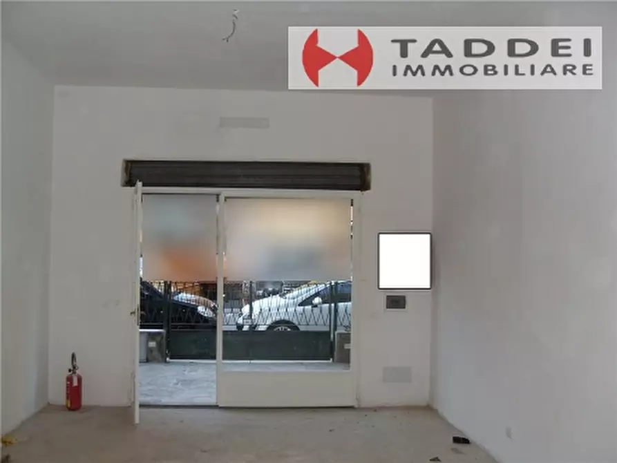 Immagine 4 di Negozio in affitto  a Scandicci