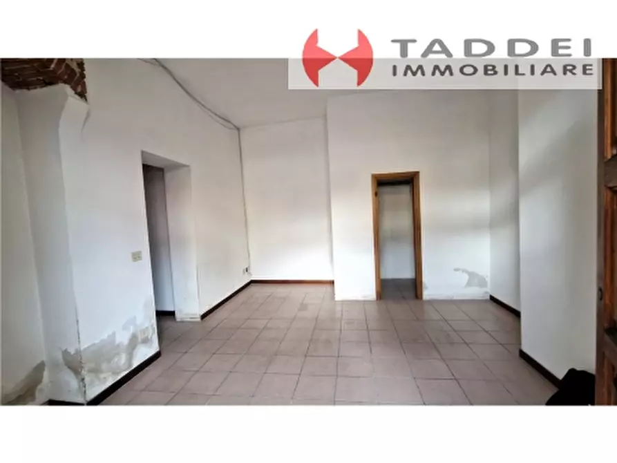 Immagine 2 di Negozio in affitto  a Scandicci