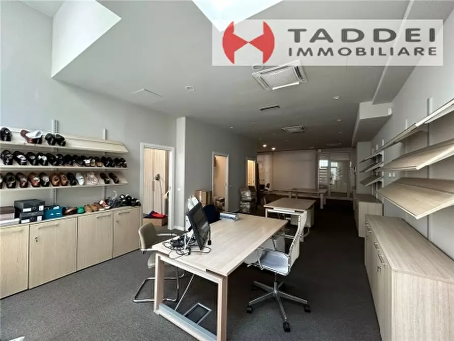 Immagine 2 di Negozio in affitto  a Firenze