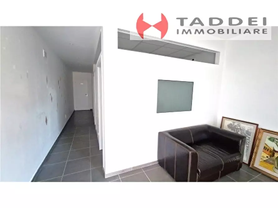 Immagine 1 di Negozio in vendita  a Scandicci