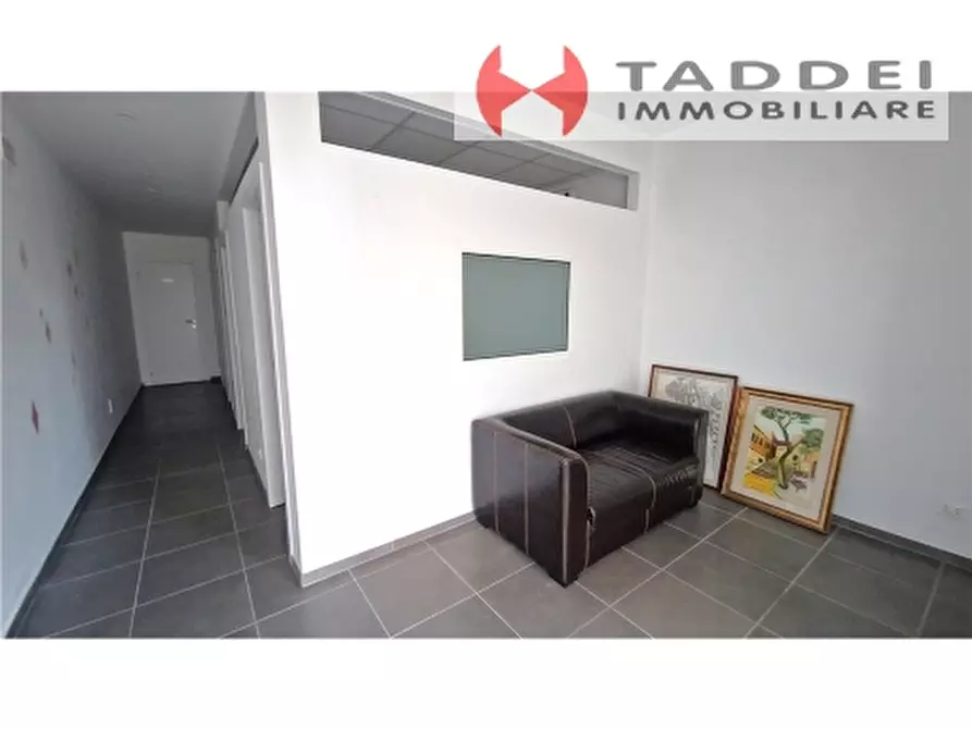 Immagine 2 di Negozio in vendita  a Scandicci