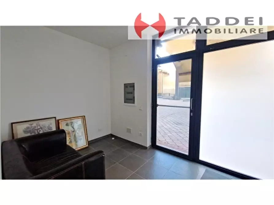 Immagine 3 di Negozio in vendita  a Scandicci