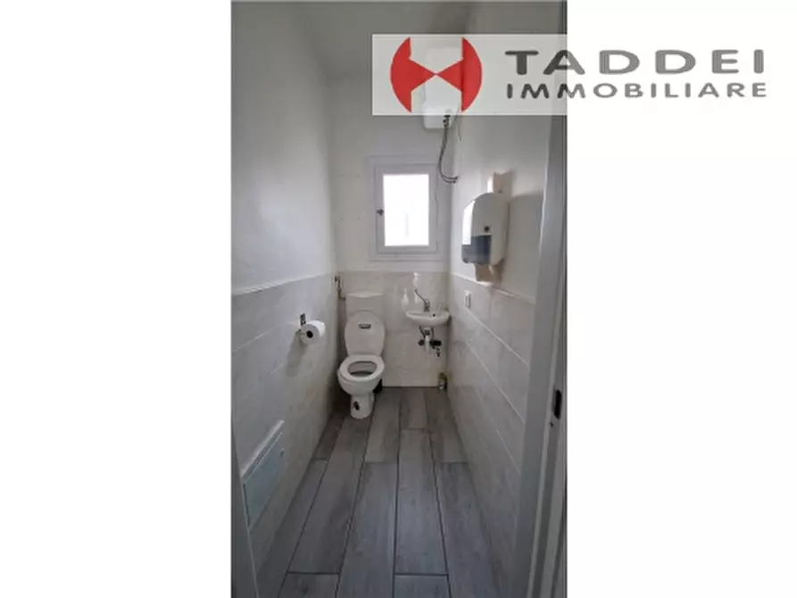 Immagine 9 di Negozio in vendita  a Scandicci