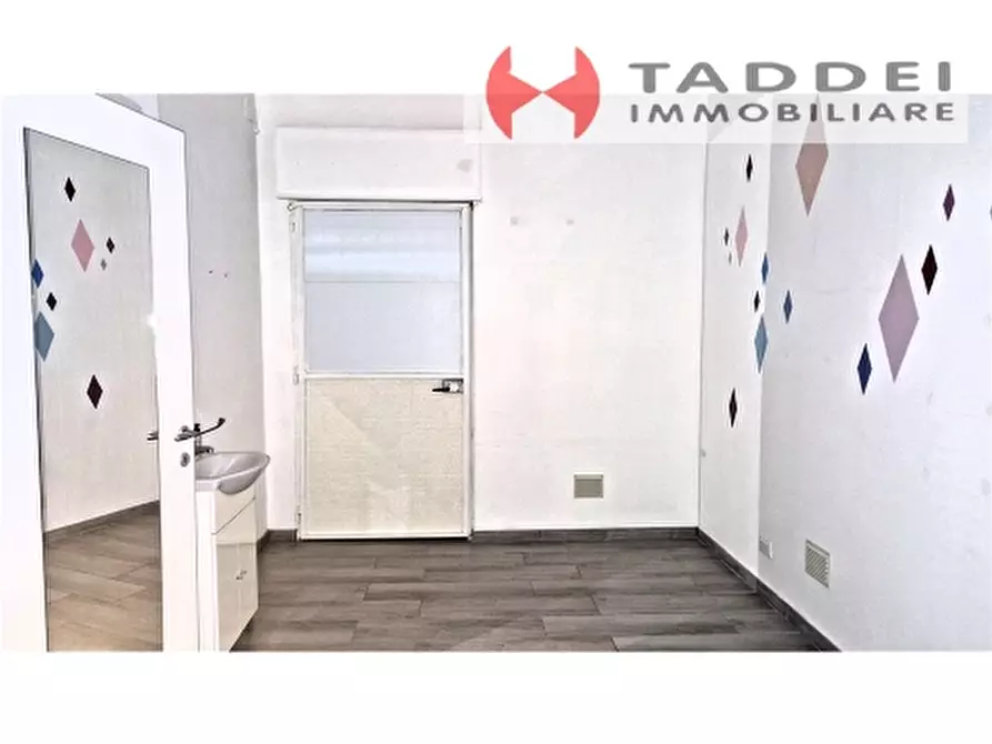 Immagine 10 di Negozio in vendita  a Scandicci