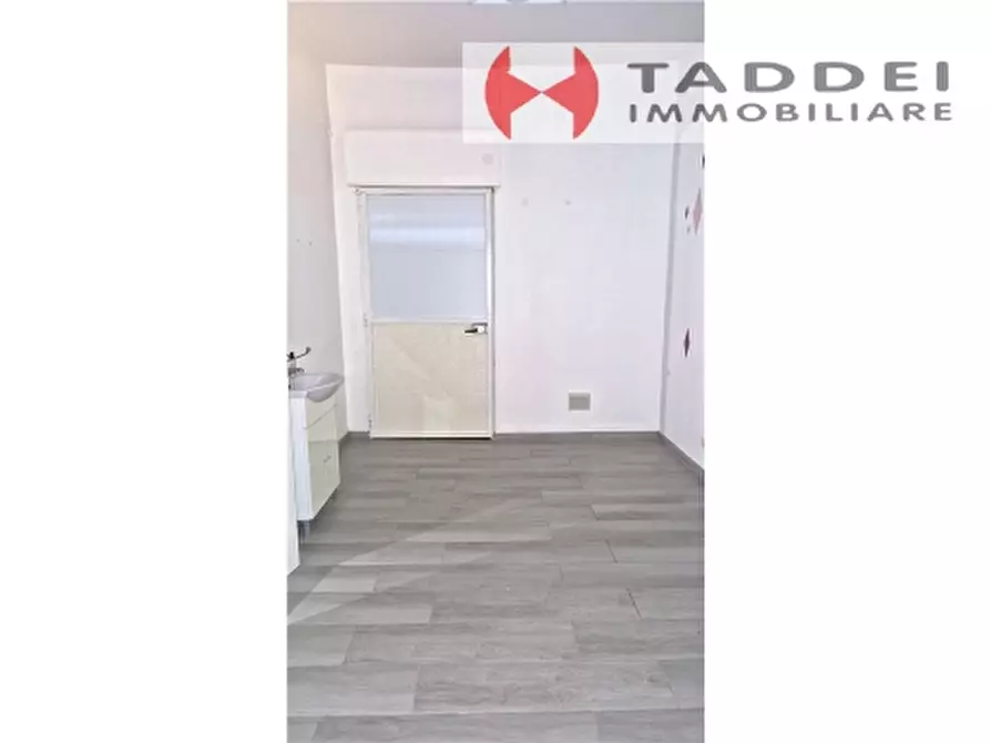 Immagine 11 di Negozio in vendita  a Scandicci